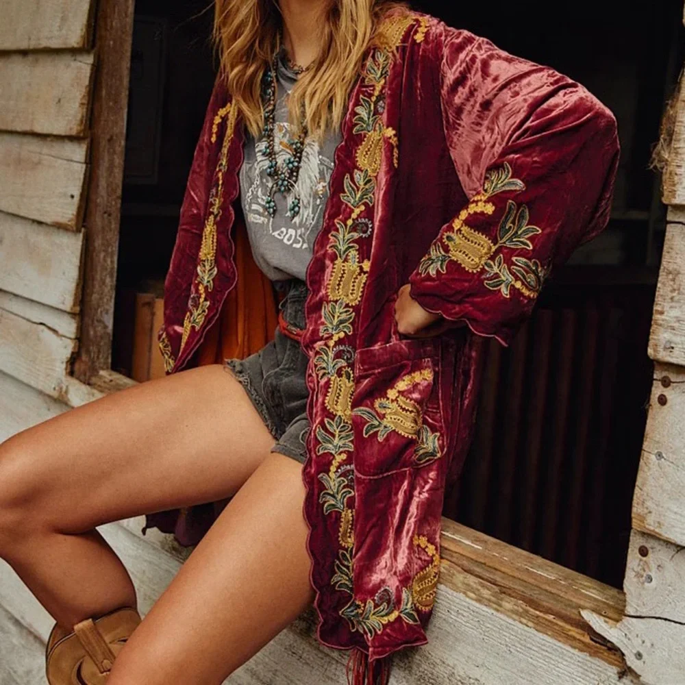 SOLD💫 Chasing Unicorns Proud Mary Silk Embroidered Housecoat OS - Picture 5 of 17